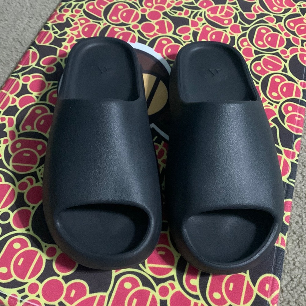 Yeezy onyx slides